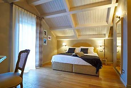 Luxury Triple Room with Bathtub