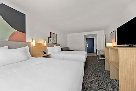 2 Queen Beds With Sofabed