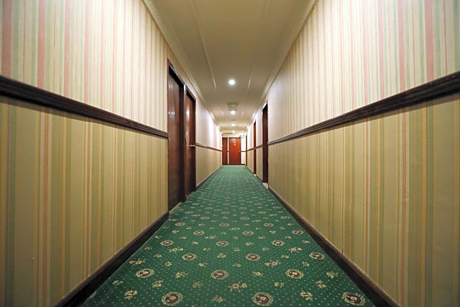 OYO 112 Semiramis Hotel