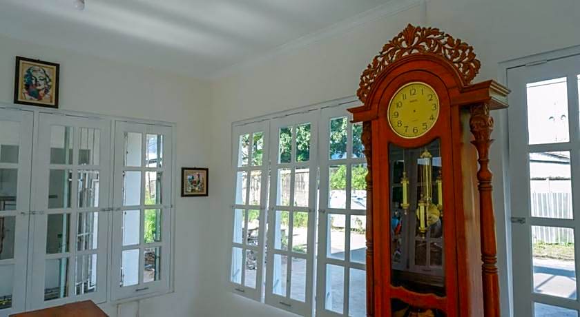 RedDoorz Plus near UMS Solo