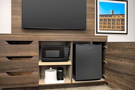 1 king bed studio suite nonsmoking - hdtv/free wi-fi/refrigerator/microwave - wetbar/ -