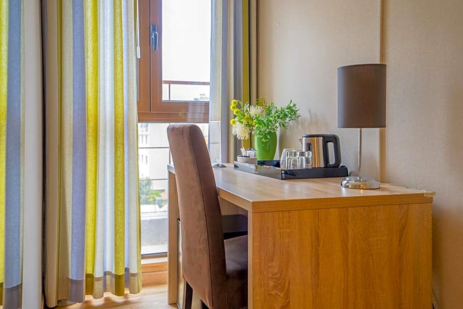 Dinya Lisbon Hotel & Lounge Bar