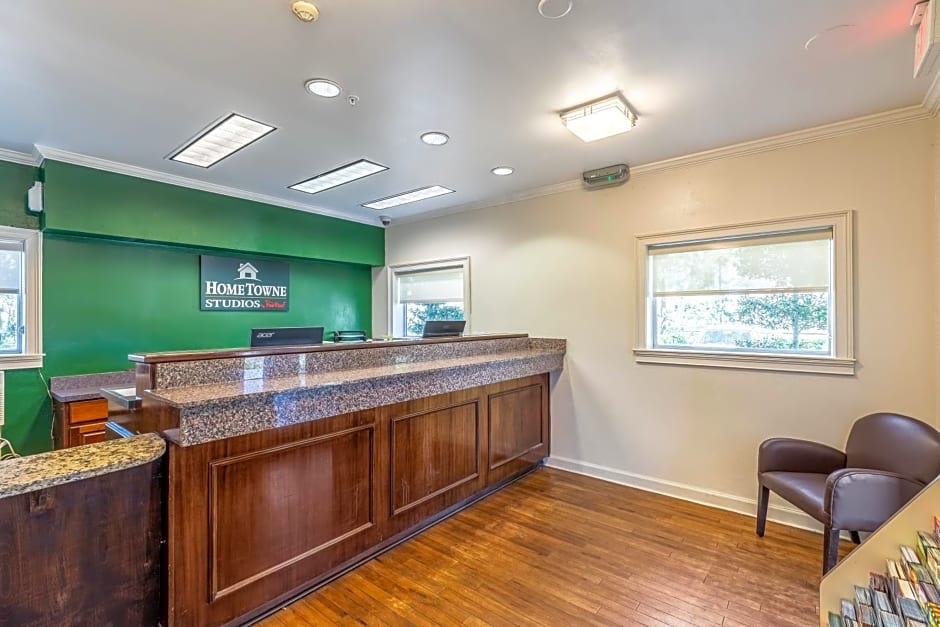 HomeTowne Studios by Red Roof Orlando - Casselberry