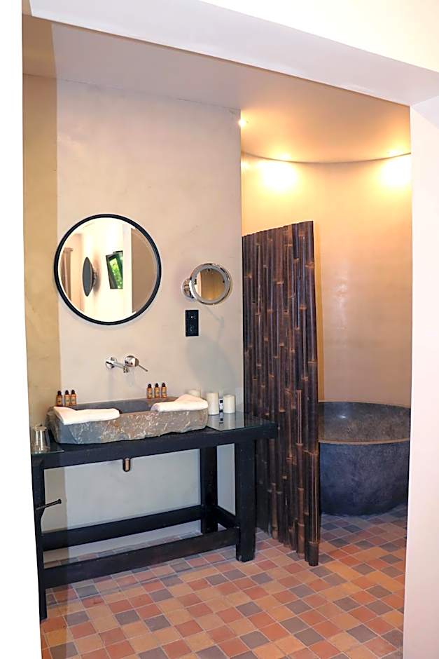 L Amourier chambres charme et confort avec Jacuzzi ou baignoire XXL