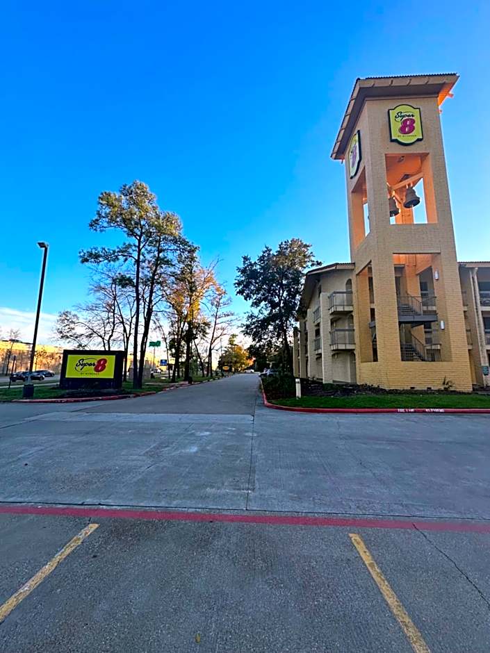 Super 8 by Wyndham The Woodlands North