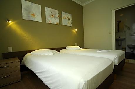 Twin Room with Street View