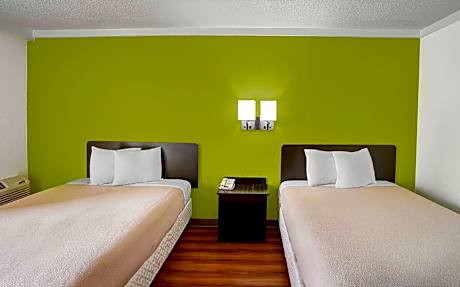 2 Queen Beds | Smoking, Micfridge