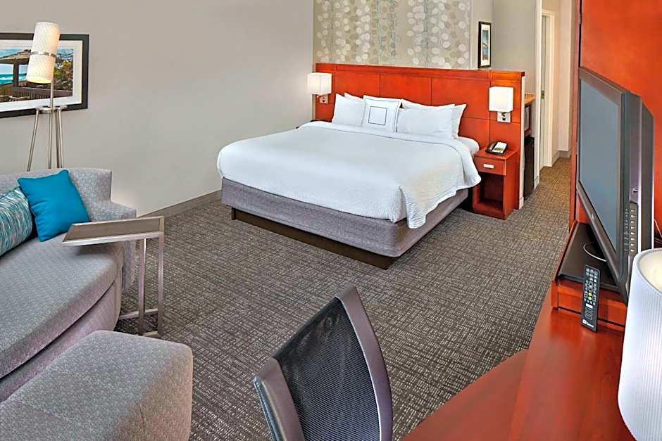 Photo 1 of 6 of 1 King Bed with Sofabed, Balcony