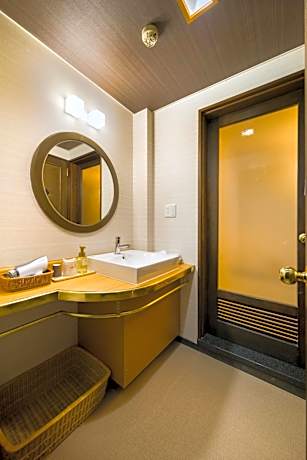 Superior Triple Room on High Floor with Shower - Non Smoking