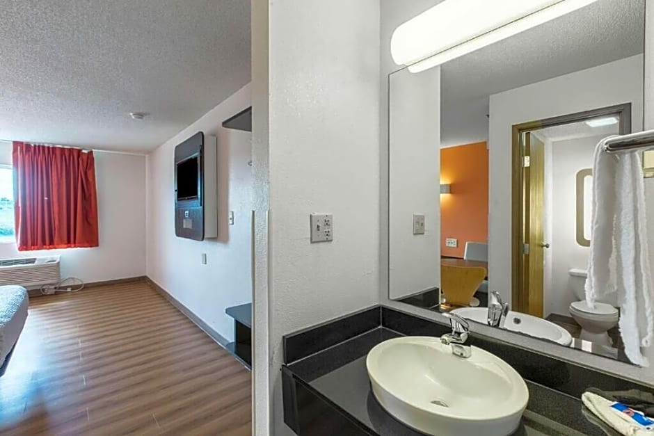 Motel 6 Omaha, NE