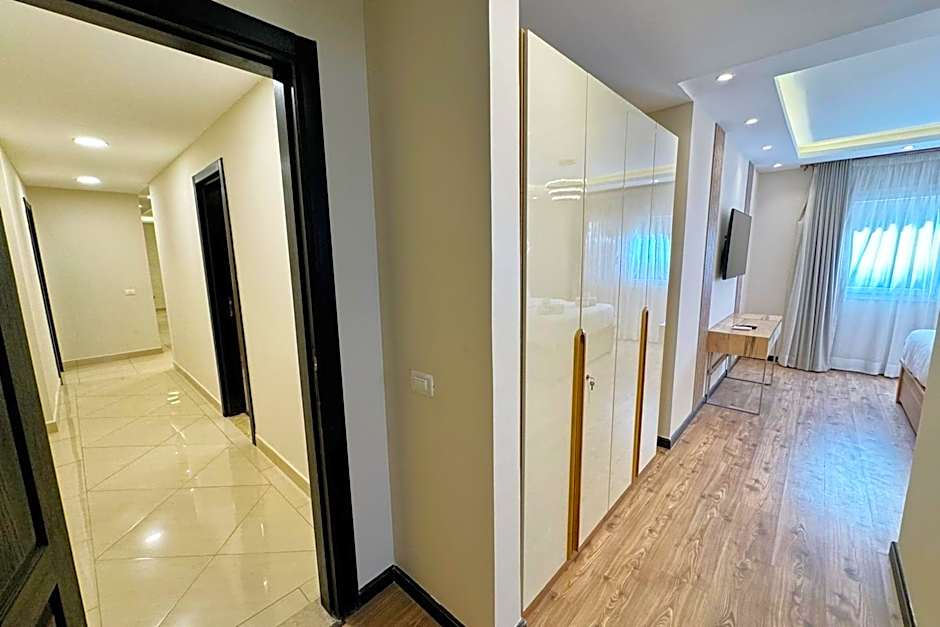 Calm & Classy 2BR - 5 min to Airport