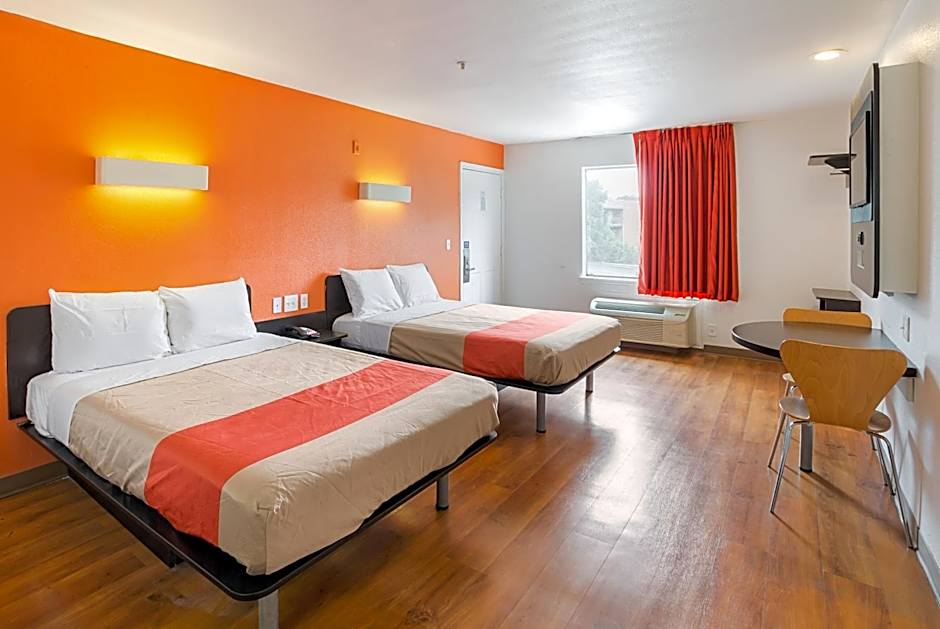 Motel 6-Grand Prairie, TX - Near Six Flags Drive