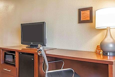 King Suite - Accessible/Non-Smoking