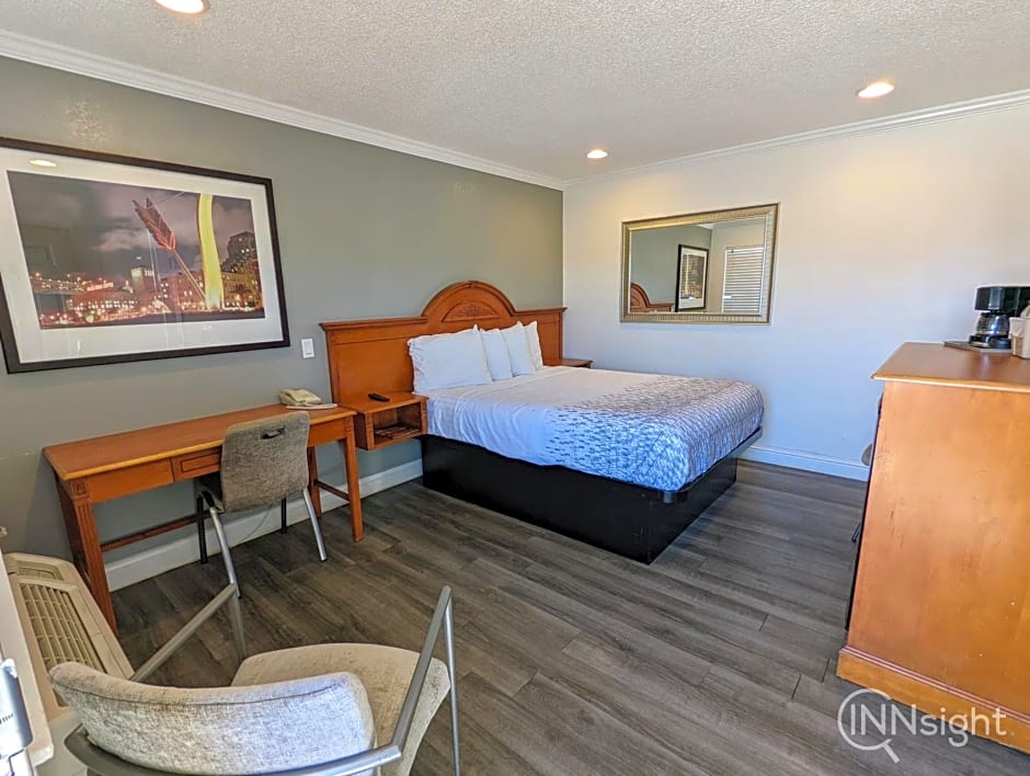 Deluxe Inn