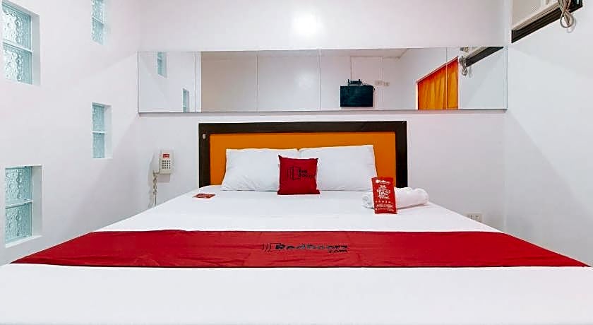 RedDoorz @ EL Runway Hotel Bulacan