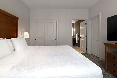 One-Bedroom King Suite with Bathtub - Accessible/Non-Smoking