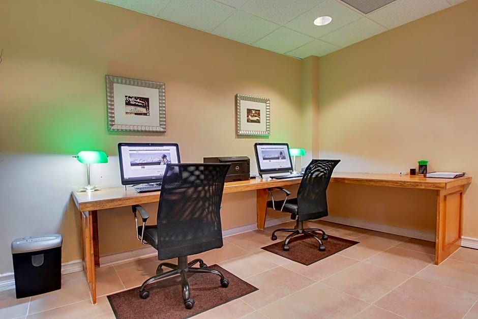 Holiday Inn Westbury-Long Island by IHG