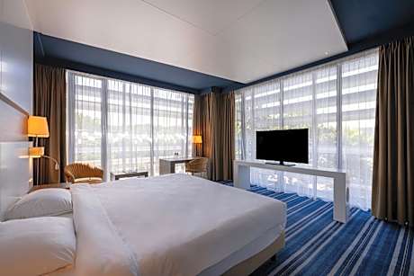 Deluxe Room 1 King Bed
