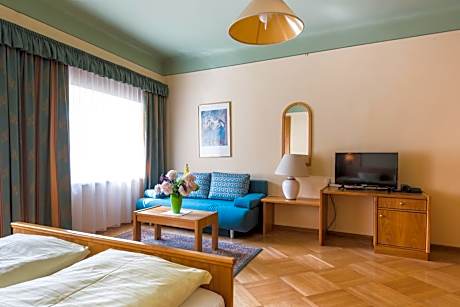 Family Room (2 Adults + 2 Children)