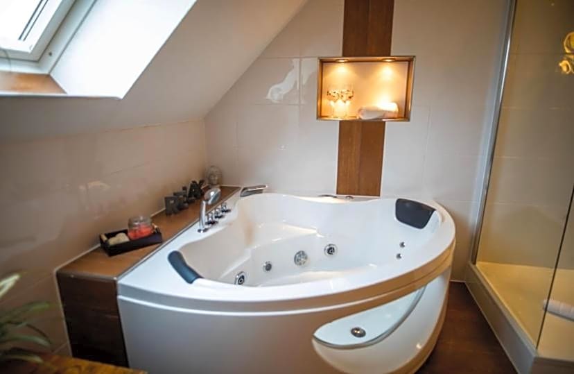 Vier Jahreszeiten Suite mit Whirlpool Badewanne L Vazzano