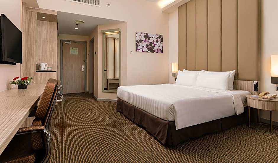 Photo 1 of 4 of Executive 1 King Bed