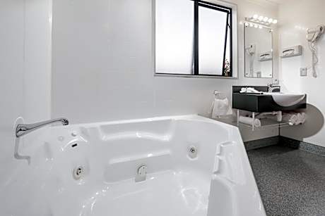 Studio with Spa Bath