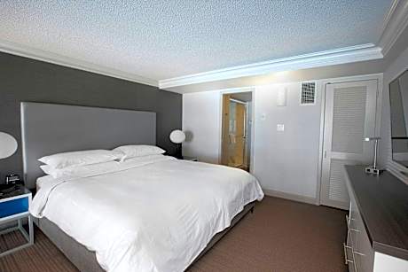 2 Bedroom Bi-level Suite, Bedroom 1(Loft): 1 King, Bedroom 2: 2 Queen, Falls view, High floor
