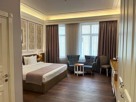 Deluxe Premium King Room with City View