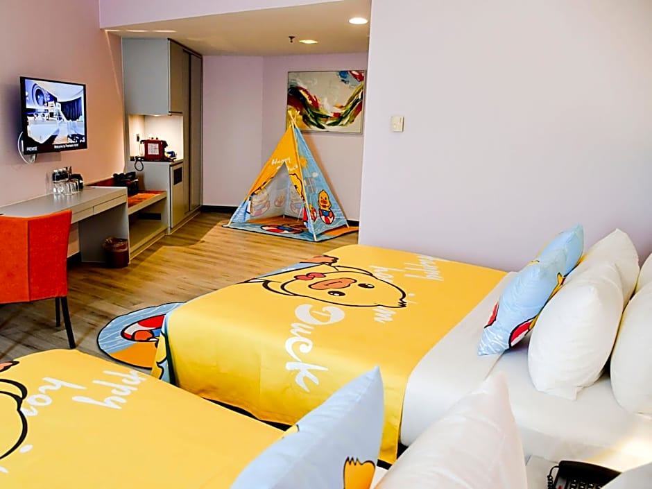 Photo 1 of 4 of Junior Family Room with Lounge Access from 5pm to 7pm