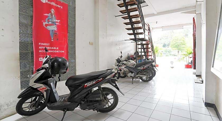 RedDoorz near Alun - Alun Magetan