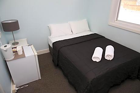 Budget Single Room with Shared Bathroom