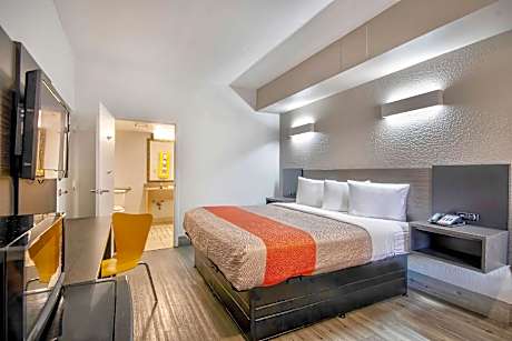 1 King Bed | Suite, Non-Smoking, Micfridge