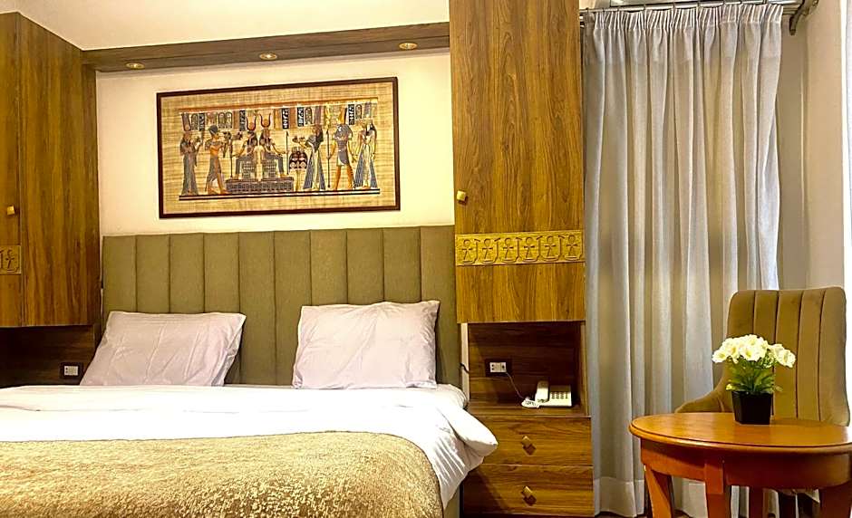 New Museum, Pyramids inn