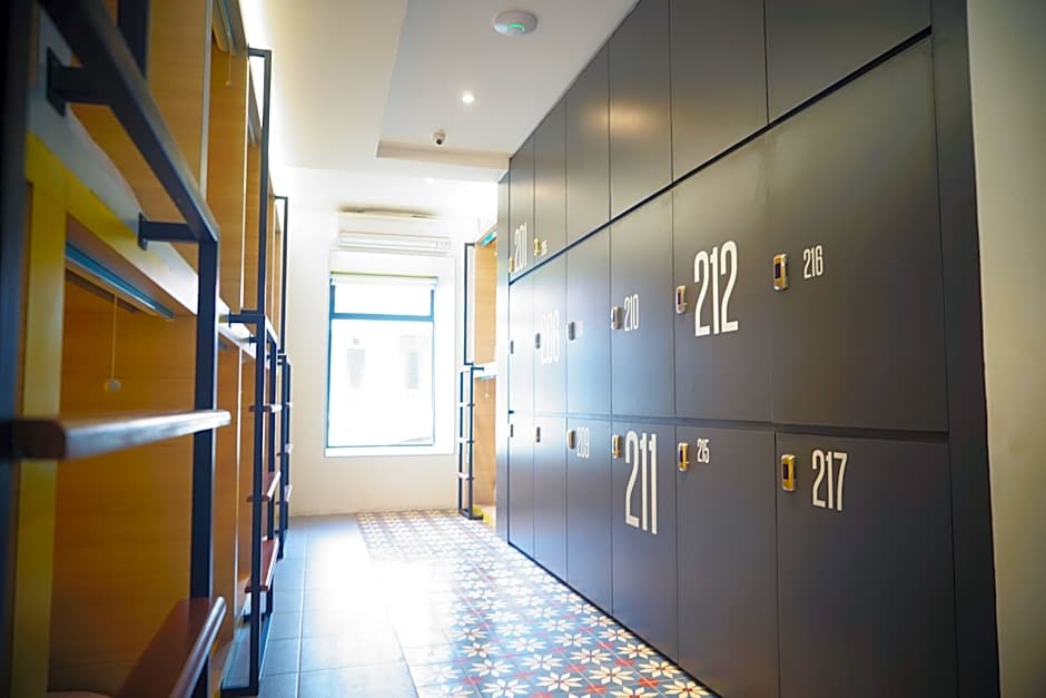 Borough Capsule Hostel Bali