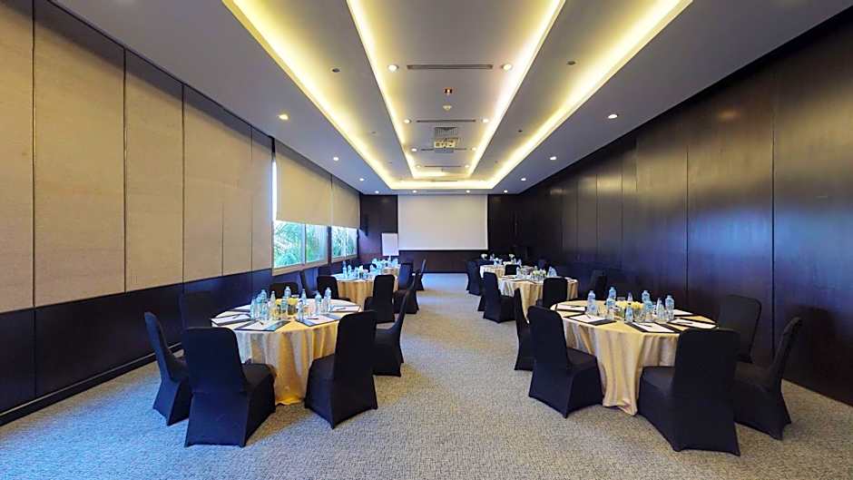 Dusit Thani LakeView Cairo