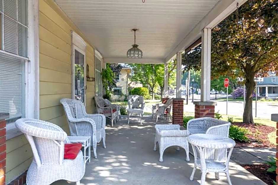 Walk To Parks, Dining & Lake! Game Room! Hot Tub!