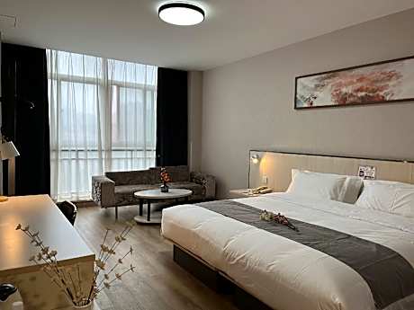 WH - Deluxe Bed Room