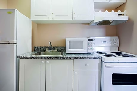 1 Queen Bed Non Smoking Kitchenette Room