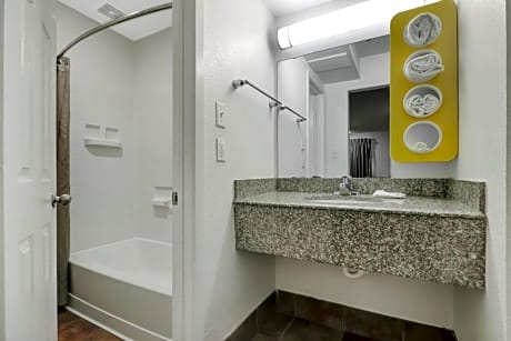 King Room with Tub and Kitchen - Mobility Accessible/Non-Smoking