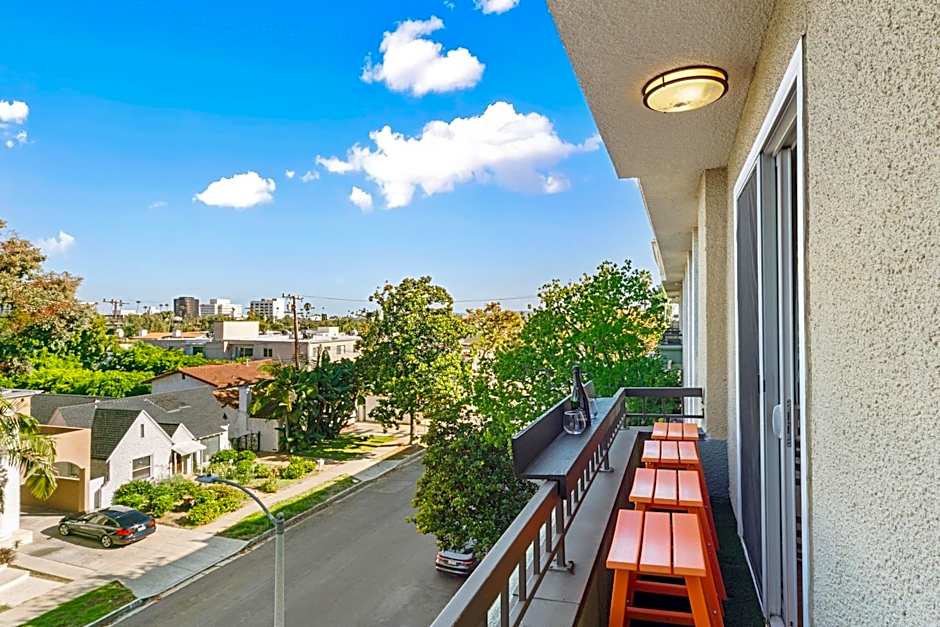 Beverly Hills 2 bed 2 bath Penthouse with Den and Parking 414