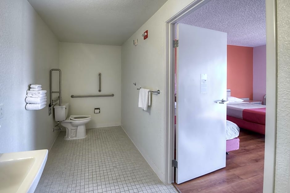 Motel 6-Niantic, CT - New London