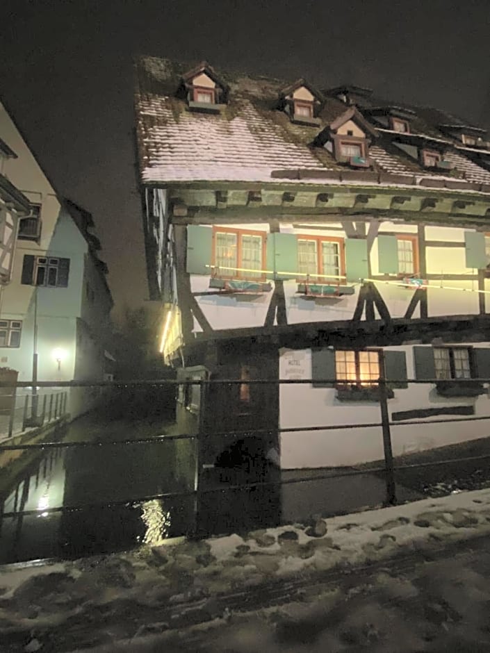 Schiefes Haus