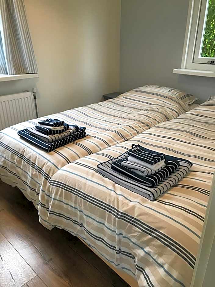 Rosa's zonnige huisje bij duinen bos en strand