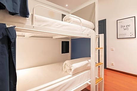 Bed in 6-Bed Female Dormitory Room with Shared Bathroom