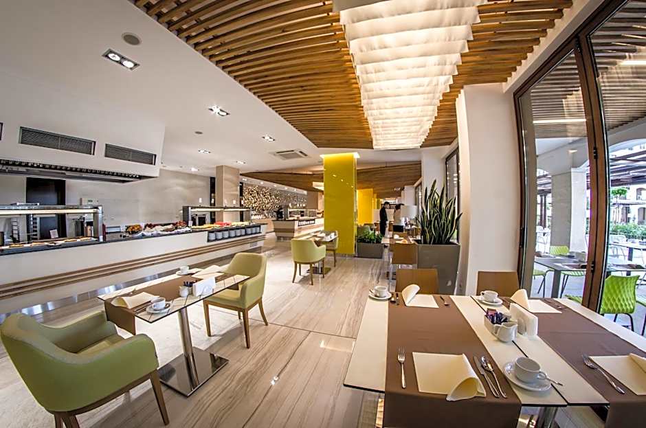 Premier Fort Cuisine - Full Board