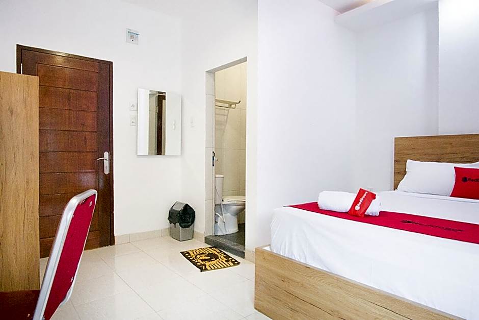 RedDoorz @ RS Adam Malik Medan