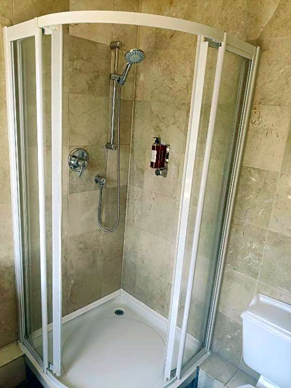 OYO The Greyhound Inn