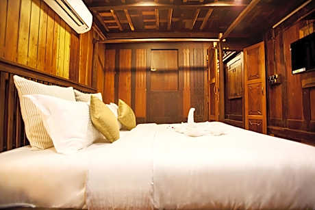 Wooden Lake View Cottage with Jacuzzi