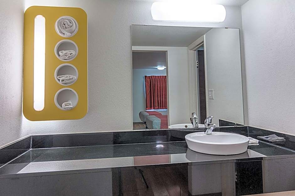 Motel 6-Texarkana, AR