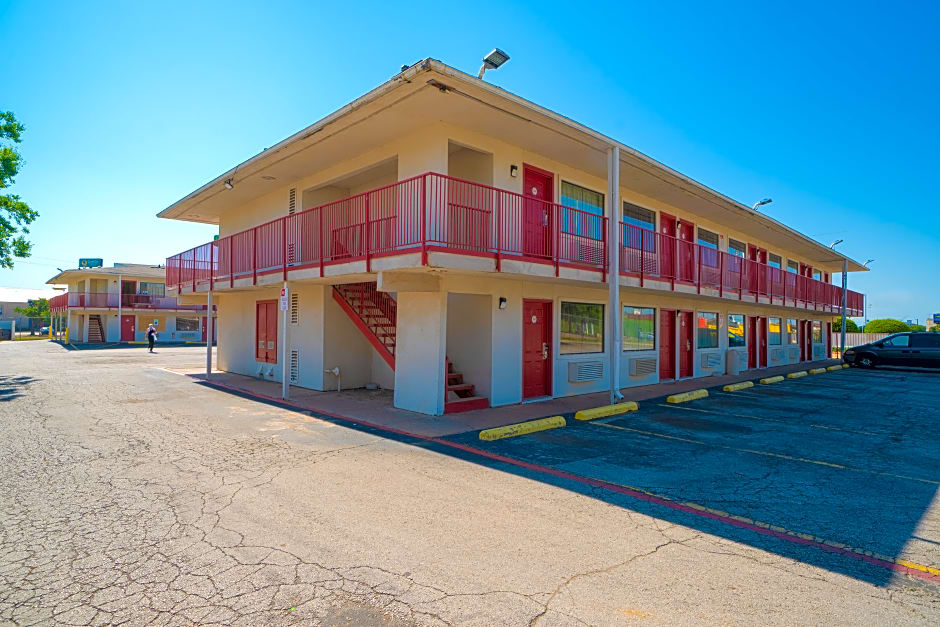 OYO Hotel Wichita Falls I-44 at Maurine St